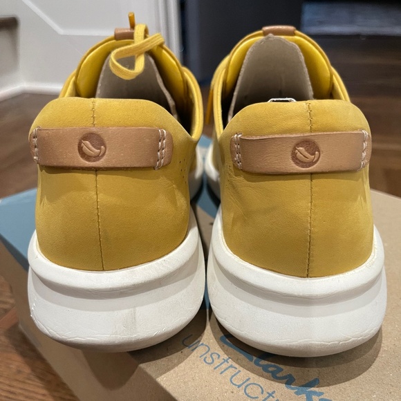 Clarks Un Rio Tie Stone Nubuck Sneakers 49853 EUC size 8.5 M yellow - Picture 3 of 10